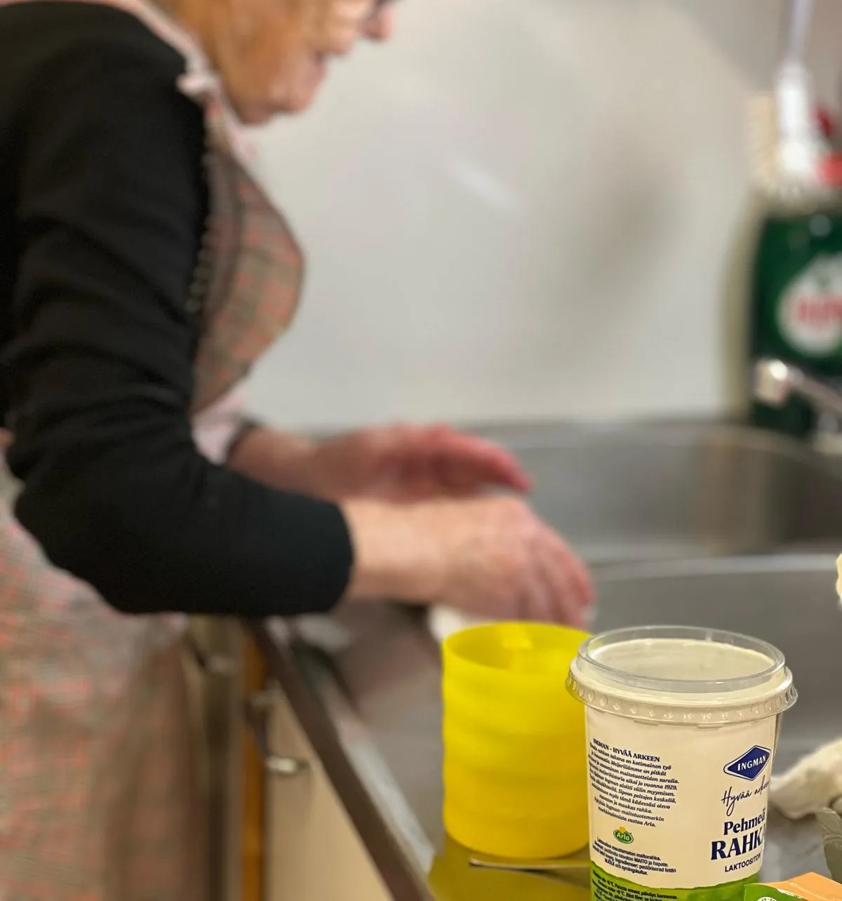 Kuvituskuva - Vanhus tiskaamassa omassa kodissa.